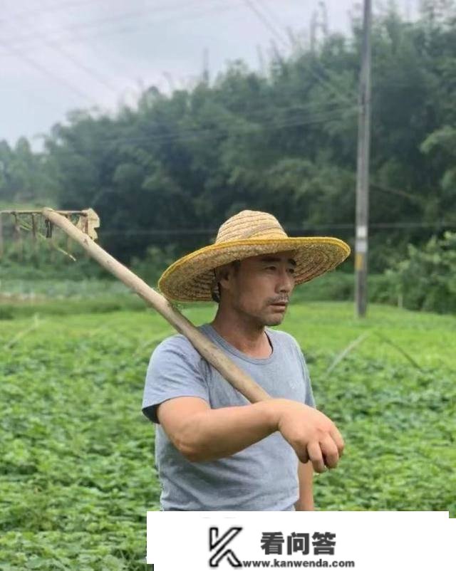 原创旭日阳刚王旭晒现状视频，住工地板房穿通俗上衣，伸手赶苍蝇