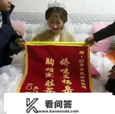 诙谐笑话：妻子，你打我打得辛苦了，我给你捶捶背吧！