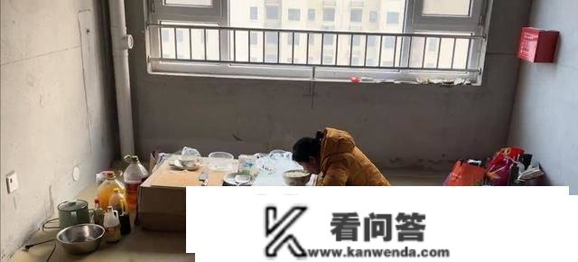 35岁未婚女子买毛坯房花完积蓄，无暖气茅厕生活拮据不肯迁就嫁人