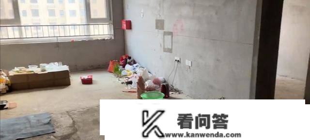 35岁未婚女子买毛坯房花完积蓄，无暖气茅厕生活拮据不肯迁就嫁人