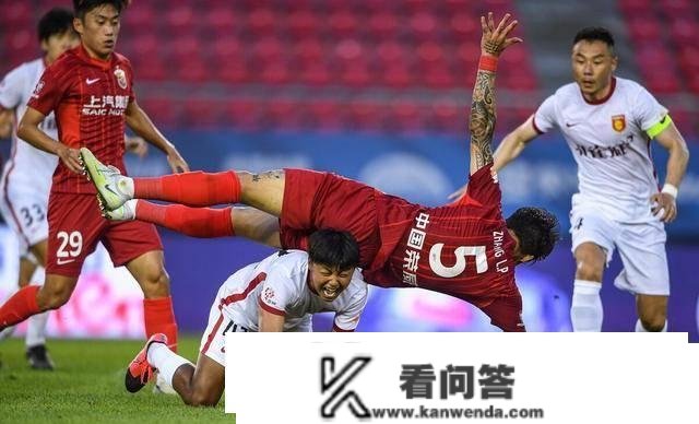 足球报曝出争议猛料，上海海港成为大赢家，球迷吐槽：关系太硬了