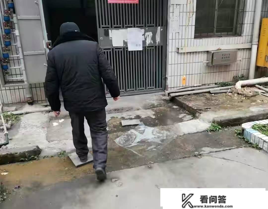 四川南充：嘉陵区耀目路那里持久污水长流