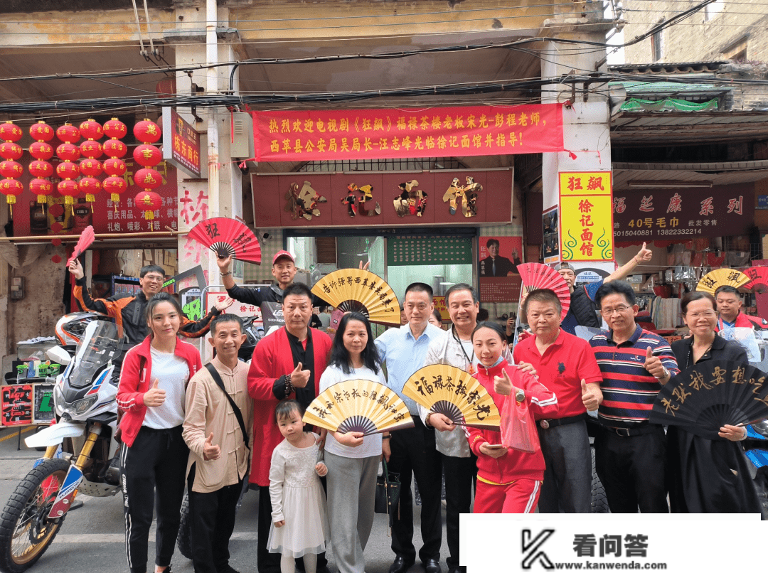 诧异！旅客发现《狂飙》演员重回江门老街打卡吃猪脚面