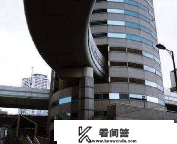 全球最“牛”钉子户，高速公路从楼房穿过，每年都要交租金