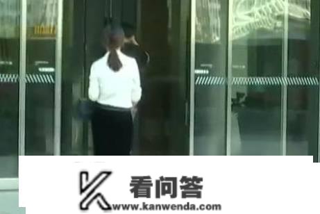 女子交100万定金买房，成果钱和房子都没了？房东：没有委托卖房