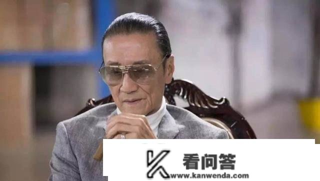 谢贤有多受欢送？拍片子买楼，李小龙和他合影成一片绿叶！