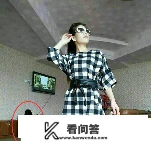 姑娘，你拍如许的照片是什么意思？我仿佛发现了什么？