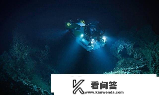 马里亚纳海沟有1万米深，那1万米深处的水仍是液态的吗？温度是几？