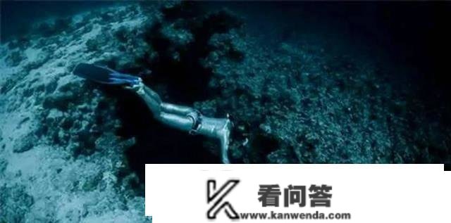 马里亚纳海沟有1万米深，1万米深处的水仍是液态吗？温度是几？