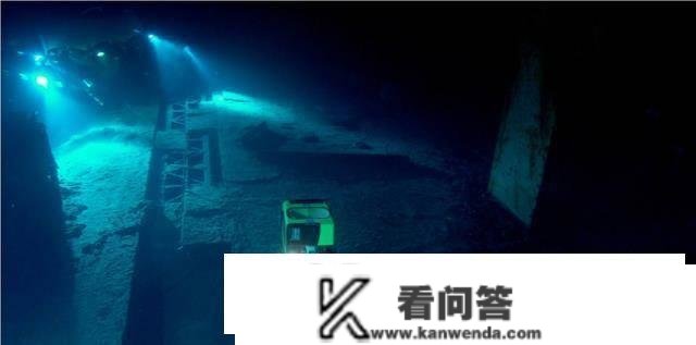 马里亚纳海沟有1万米深，1万米深处的水仍是液态吗？温度是几？