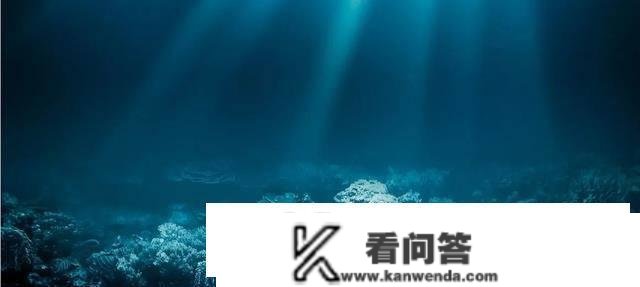 马里亚纳海沟有1万米深，1万米深处的水仍是液态吗？温度是几？