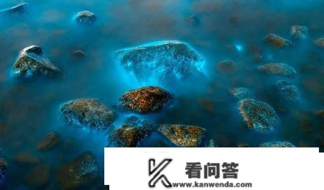 马里亚纳海沟有1万米深，1万米深处的水仍是液态吗？温度是几？