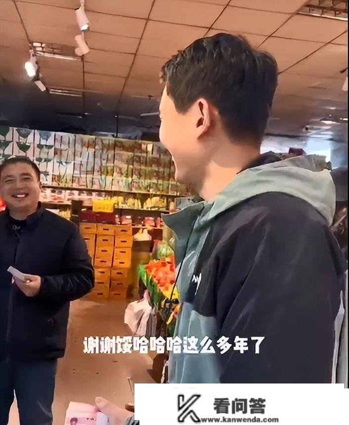 青岛一生果店老板借钱…给员工发7万年末奖！更高1人1万，刚来5天也有！老板：给几都应该