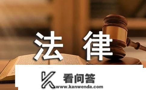 江西南昌，大妈为在小区种菜，铲平绿化，保安屡次劝告不听，以命相逼