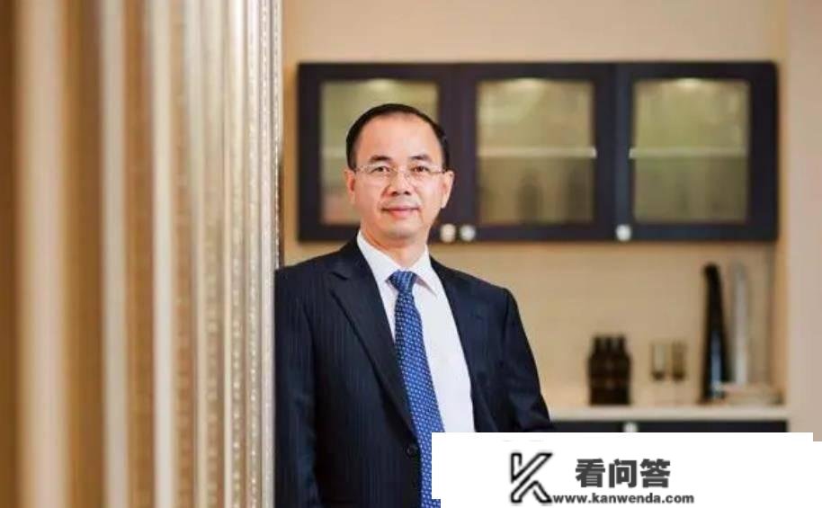 陪母亲看房发现商机，培养千亿贸易帝国，让无数“房奴”买单