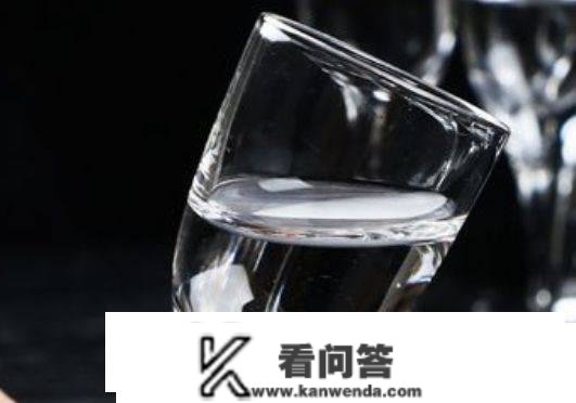 喝白酒是高度好仍是低度好？关于白酒的3个小常识，值得领会一下