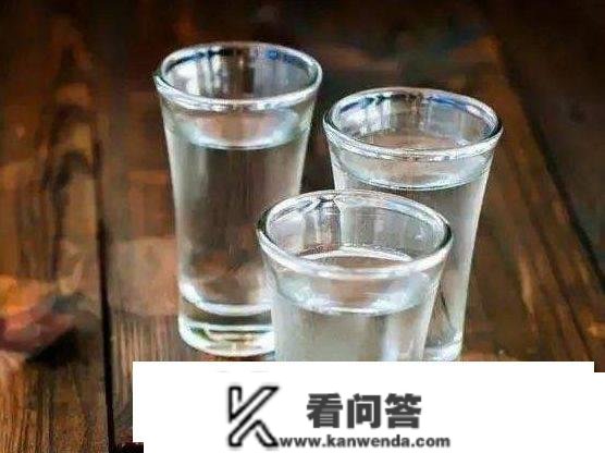 喝白酒是高度好仍是低度好？关于白酒的3个小常识，值得领会一下