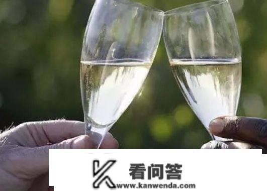 喝白酒是高度好仍是低度好？关于白酒的3个小常识，值得领会一下