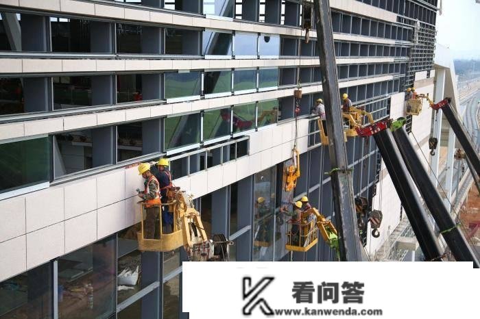 贵南高铁更大新建站房顺利封顶