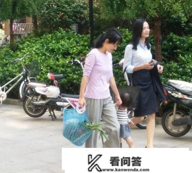 马伊琍保母外型很土吗？章子怡李小璐闫妮那几位才叫辣眼睛