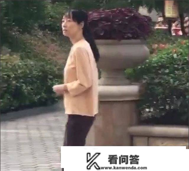 马伊琍保母外型很土吗？章子怡李小璐闫妮那几位才叫辣眼睛