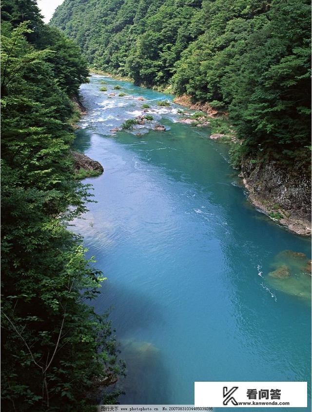 某旅行者在山区迷路，当它发现小溪一直沿着小溪走，为什么？国家地理旅行者