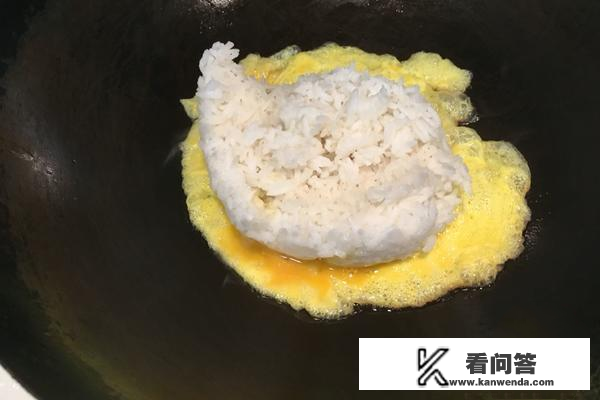 鸡蛋炒米饭怎么做？