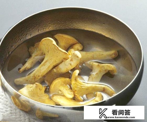 干鸡油菌的正确泡发方法？