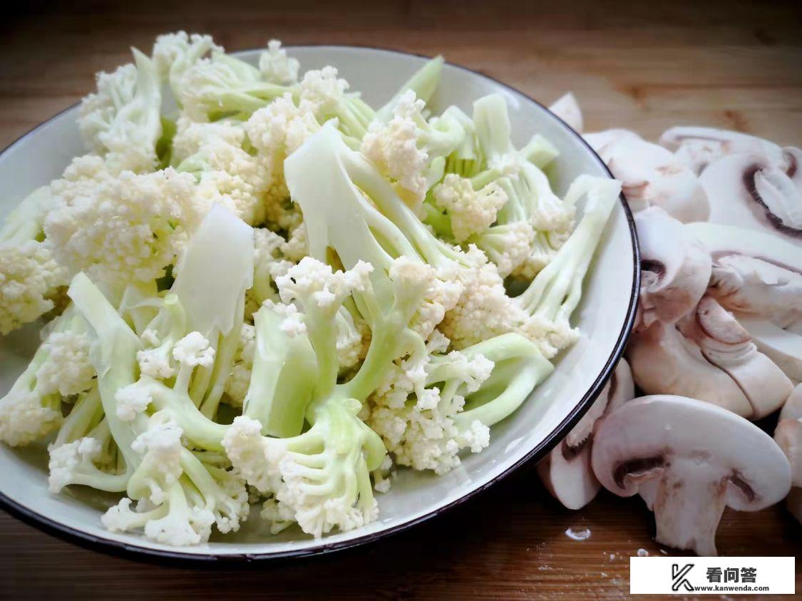 菜花跟什么一起炒好食用