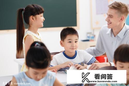 能否推荐适合小学五六年级学生察看的英文电影