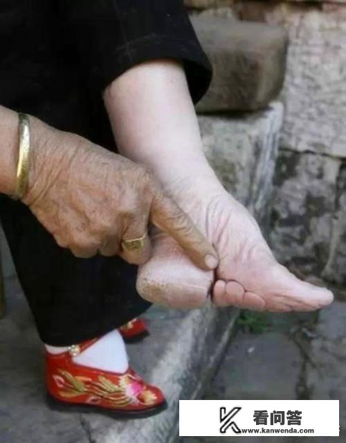 中国古代女子为何要裹脚？有什么好处？对女子有什么影响