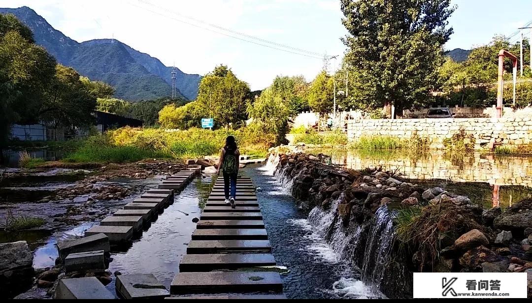 有的人出去旅游朋友圈不停的发，有的人出去旅游什么都不发，你们觉得到底哪个对？说说看法