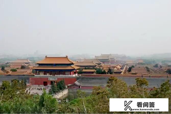 一家人准备暑假从昆明去北京旅游，是组团好还是自助游好