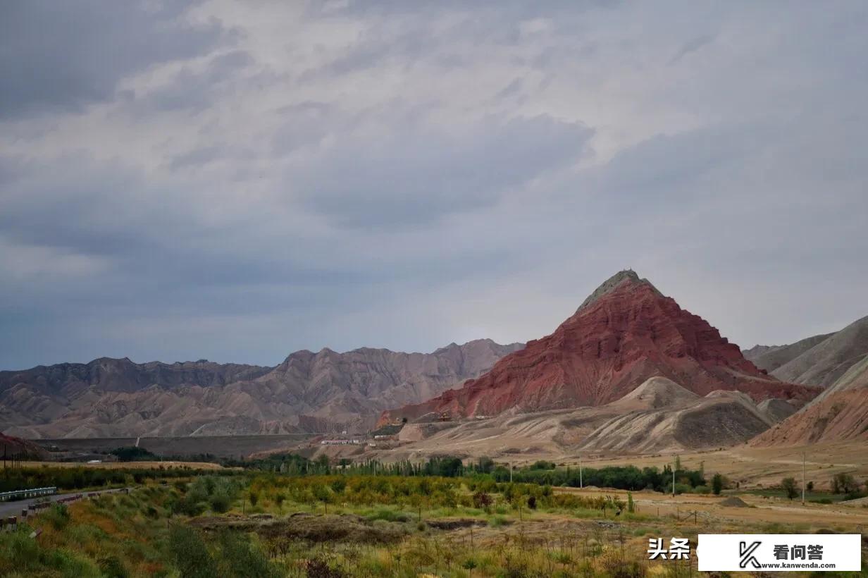 在新疆租车旅游多少钱一天？有哪些攻略？新疆旅游租衣服多少钱