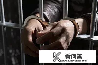 男子挑衅亲超市老板娘的脸，老板将其捅死被判无期，谁是受害者？偷袭老板的电影在线观看