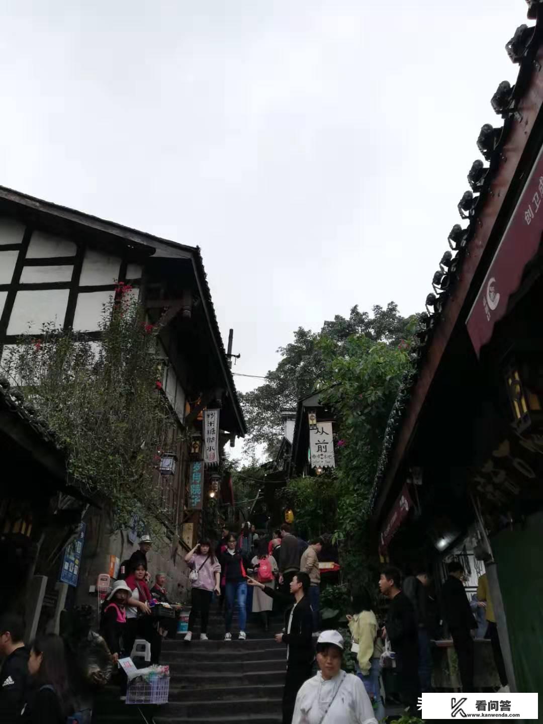 七月中旬打算和女朋友去重庆旅游，应该注意什么？或应该带什么