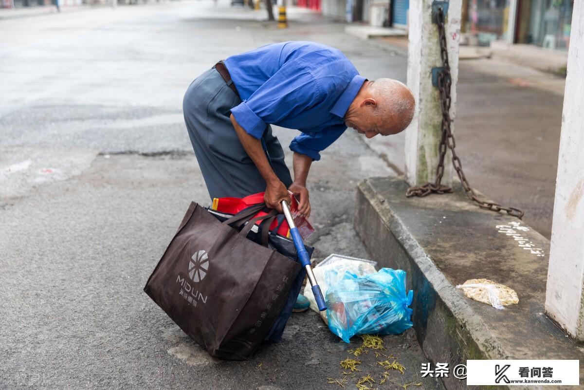 年收入过百万，接60岁母亲同住，给她找了份保洁工作，不孝吗