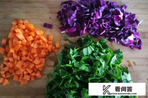 如何做蔬菜面条，彩色面条的做法，胡萝卜面条？