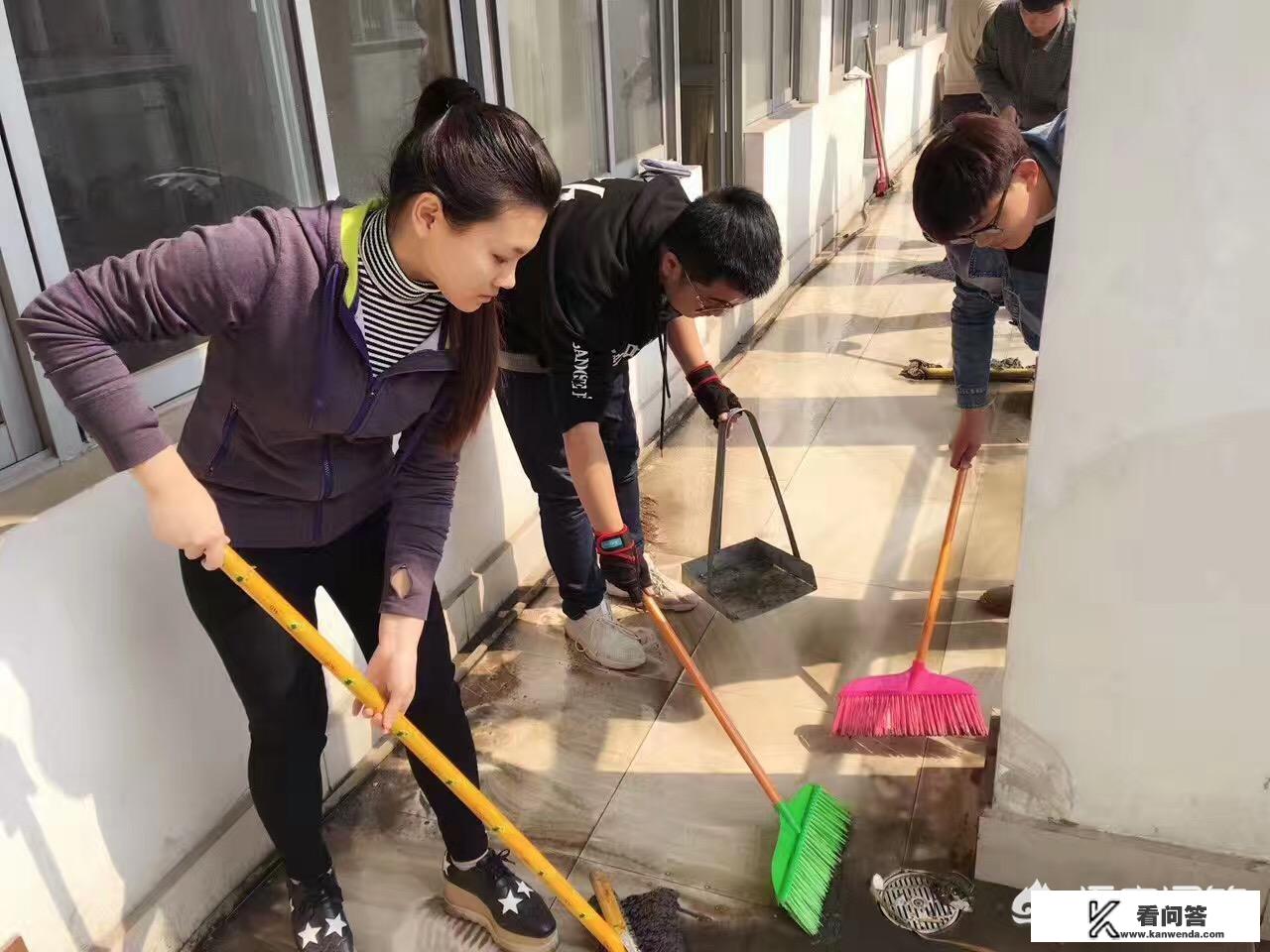 青岛一座学校中国学生给留学生刷马桶，你们怎么看？