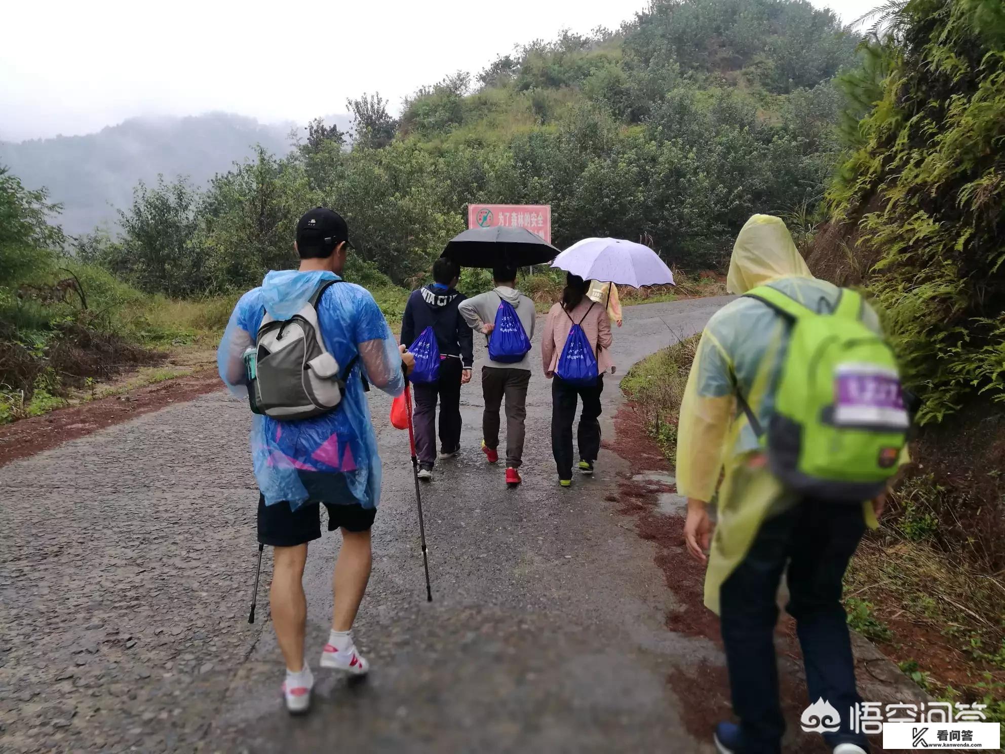 想去旅游，请问怎么找旅游团？