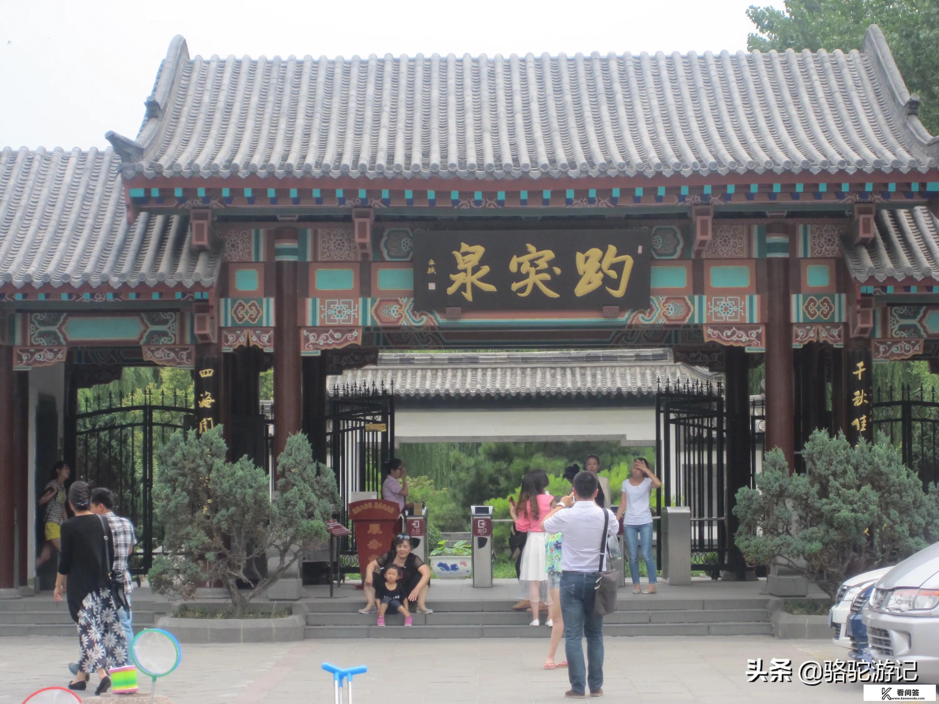 去山东旅游，哪个城市周围景点多适合去？