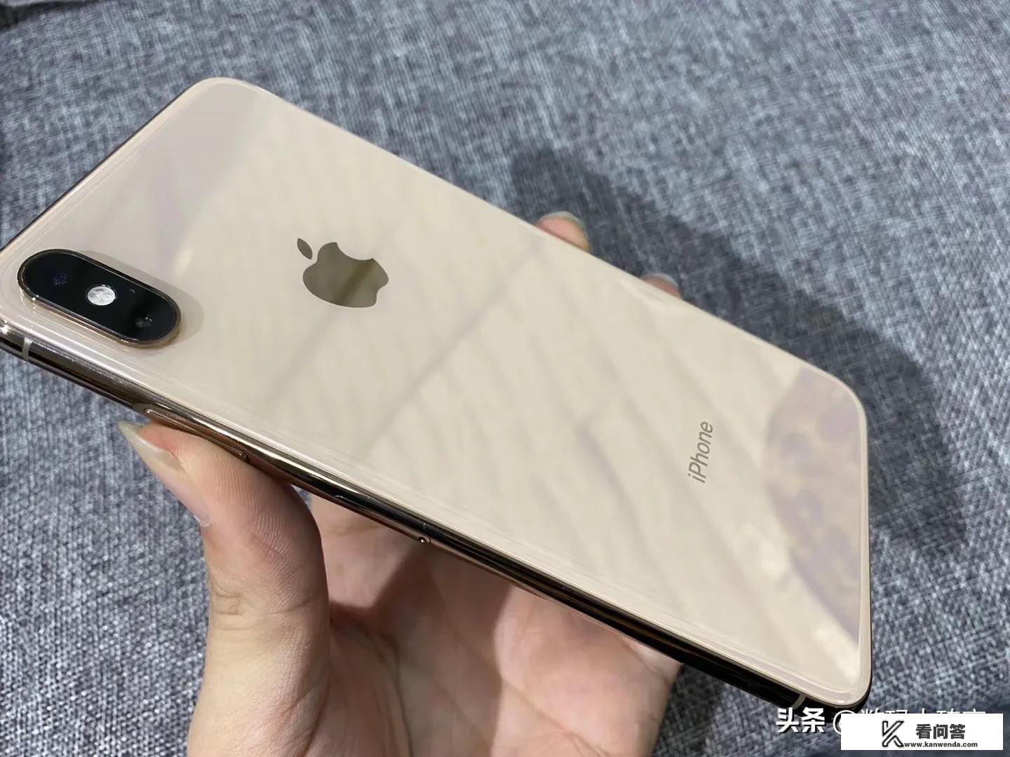 iPhone XS max的使用体验怎么样，闪屏严重吗，和iPhone 11比哪个值得购入？