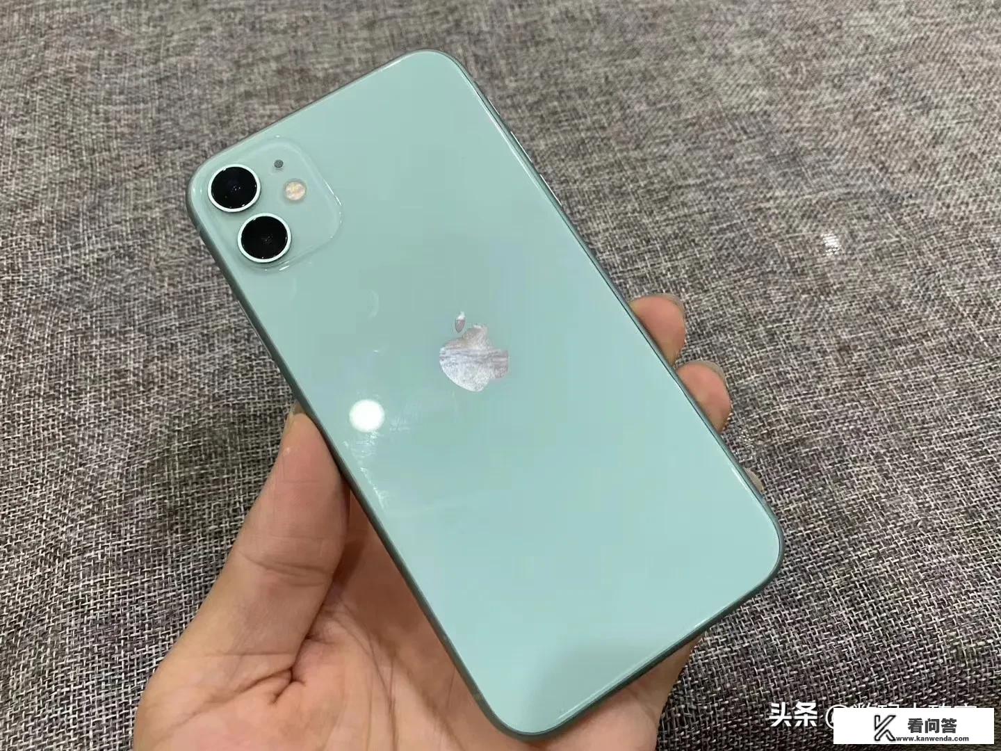 iPhone XS max的使用体验怎么样，闪屏严重吗，和iPhone 11比哪个值得购入？