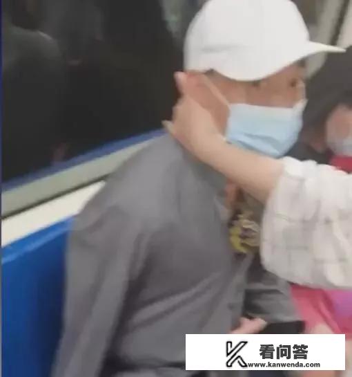 从近年来地铁大妈强坐小男生腿上再到大爷硬坐小女生腿上，你怎么看待这个问题？