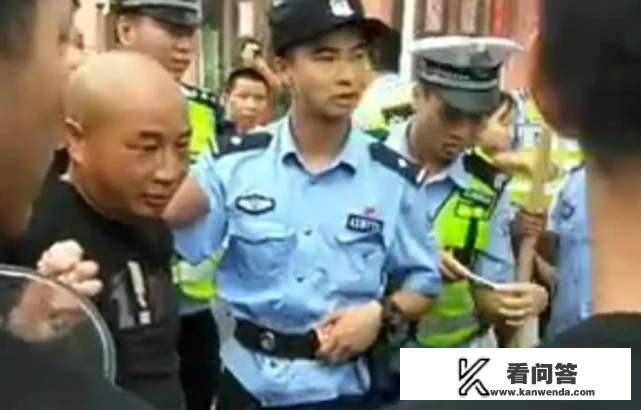 江西连杀3人嫌犯曾春亮，在被捕时为何还能笑着说话？