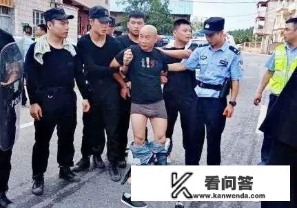 江西连杀3人嫌犯曾春亮，在被捕时为何还能笑着说话？