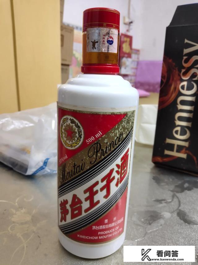 8年茅台王子酒，价值多少？还有瓶没有日期的洋酒？烦请各位大佬估值？