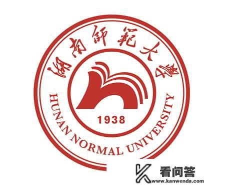 学院校徽以山字为主图案，既表示学院地处绵延千里的大别山，又表明该校是皖西革命老区唯一一所区域性本科高校，山字展开构成的森林上空，再以正圆环绕菱形构成五角星图案，象征着皖西学院人继承大别山革命传统和精神，弘扬志存高远、脚踏实地、众志成城、自强不息的校园。