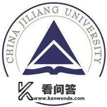 学院校徽以山字为主图案，既表示学院地处绵延千里的大别山，又表明该校是皖西革命老区唯一一所区域性本科高校，山字展开构成的森林上空，再以正圆环绕菱形构成五角星图案，象征着皖西学院人继承大别山革命传统和精神，弘扬志存高远、脚踏实地、众志成城、自强不息的校园。