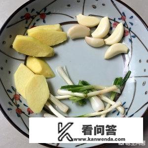 黄焖鸡心的做法